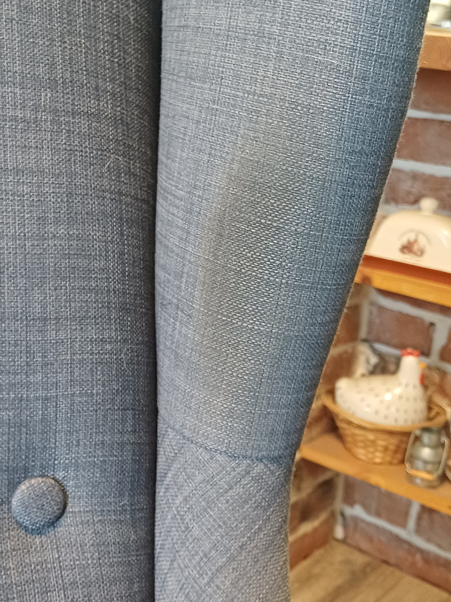 Это пятно я не могу вывести никакими средствами. Посмотрим, что с ним сделает пена из Фикс Прайс. Фото автора Юлии Солоха.