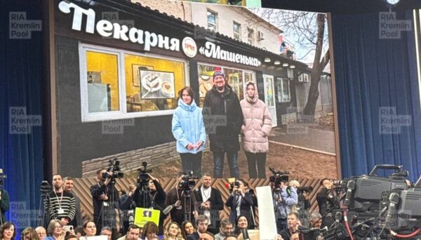 Владелец пекарни «Машенька» предприниматель Денис Максимов обратился к президенту на горячей линии и пытался рассказать о трудностях с налогами