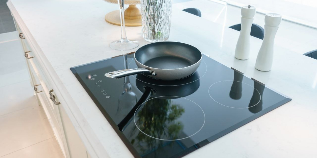 Мой секрет сияющей плиты: простая салфетка и домашние средства легко справляются с жиром и нагаром