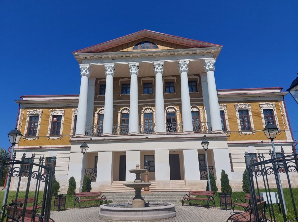 Фото автора. Усадьба Мосоловых в Дубне. Вид после реставрации здания