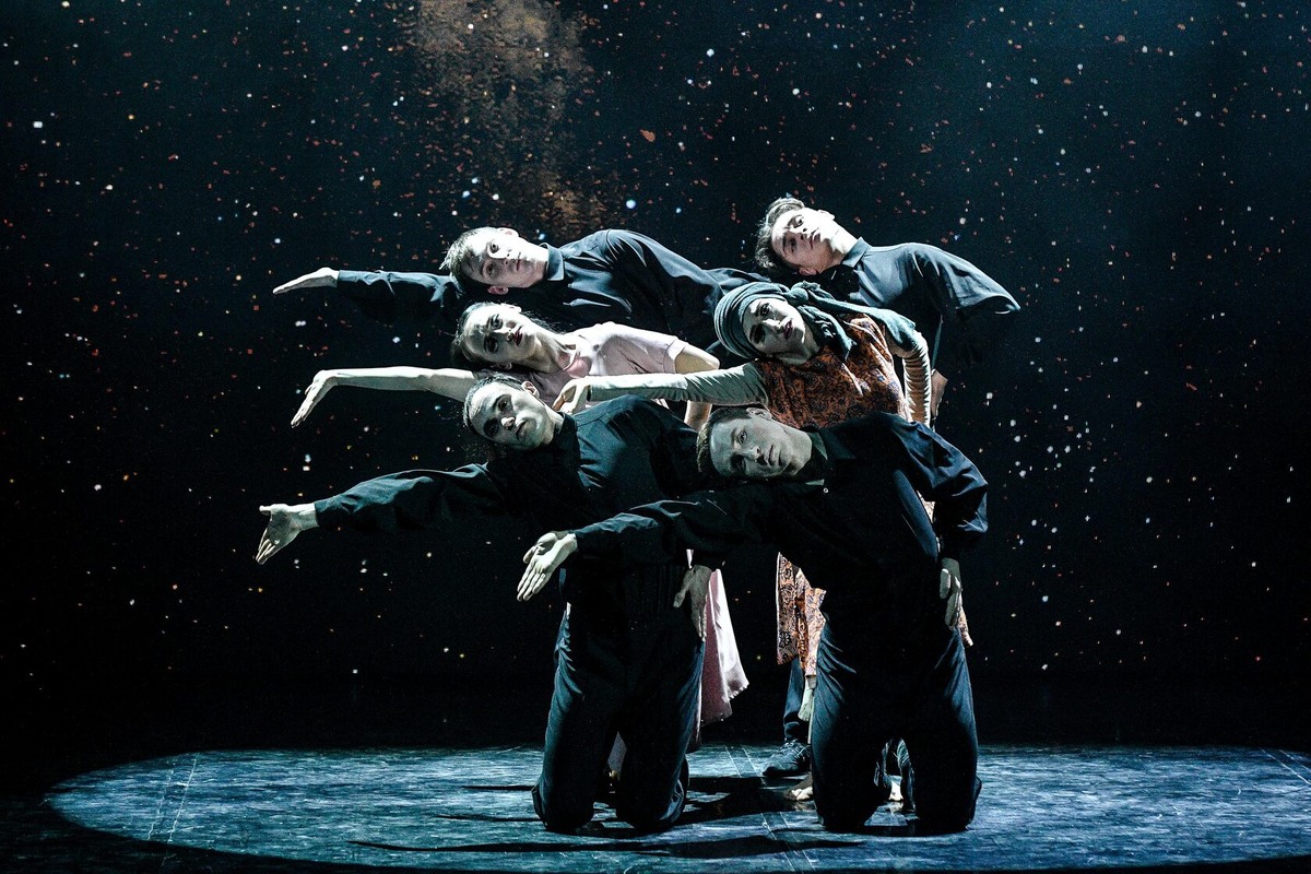    Сцена из спектакля "Блуждающие звёзды". © ansamblaltai.ru