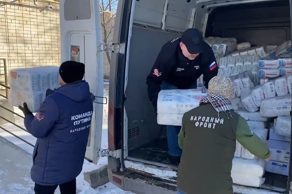    Почти две тонны памперсов и подгузников привезли в Геническую ЦРБ. Фото: Народный фронт Херсонской области