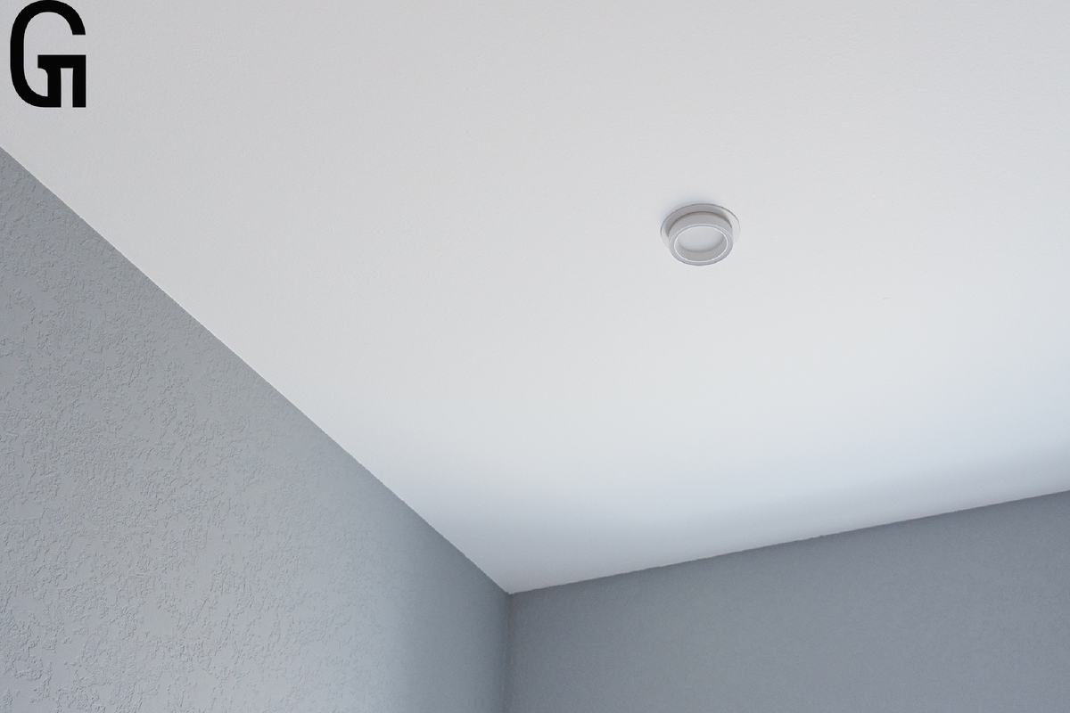 Идеальное примыкание полотна зависит от качества монтажа профильных систем 