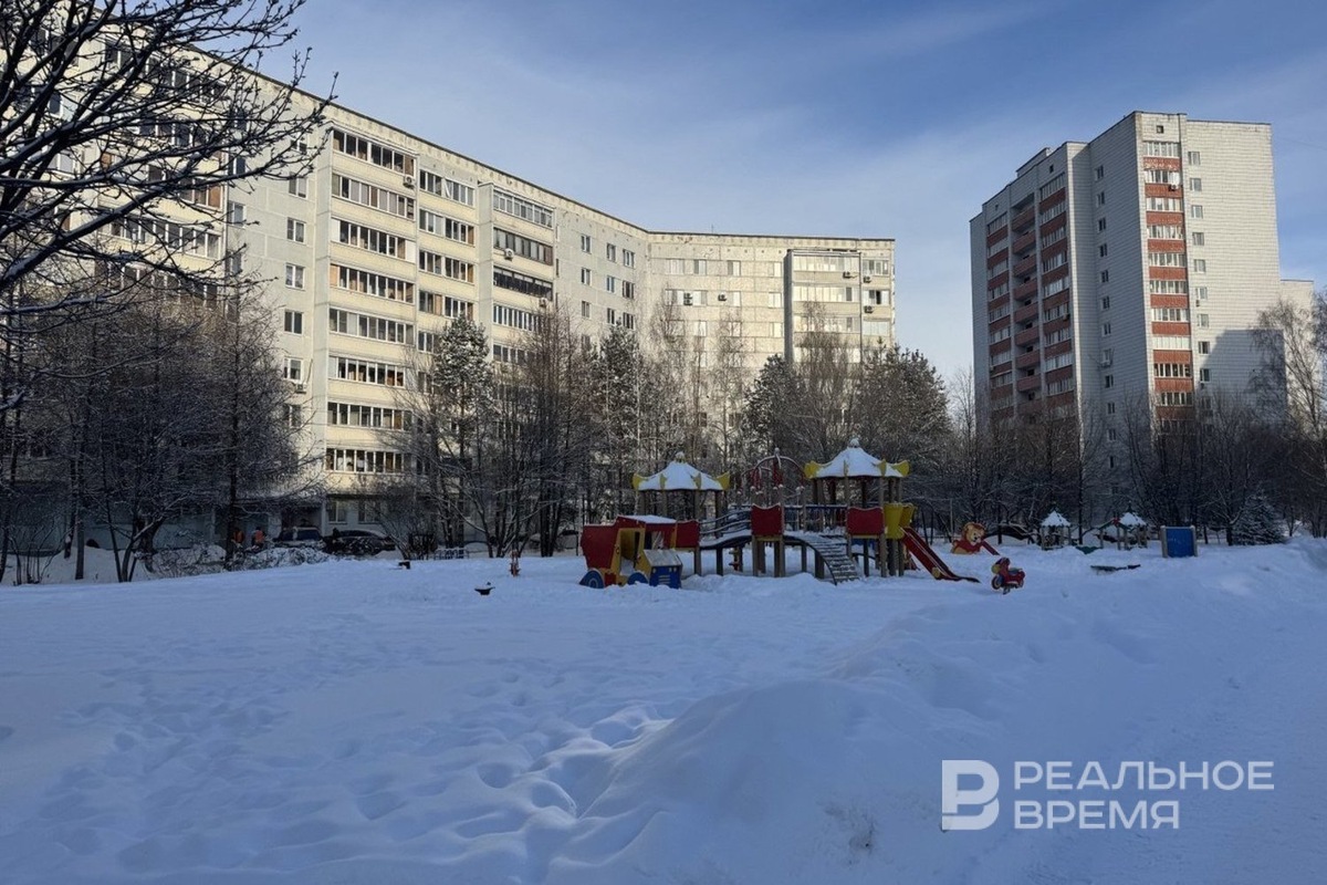    Встречу с журналистами провели между домами №56 и 58 по проспекту Победы, которые попали в программу на текущий год. Оба были построены в семидесятых годах, а существующее оборудование установлено примерно в 2011-м. В рамках текущей программы тут снесут все МАФы, оставят только ограждение для спортивной площадки. Рената Валеева / realnoevremya.ru