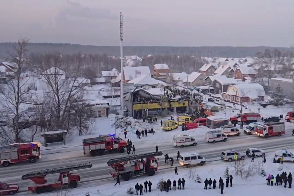    Для разбора завалов на объект направили специализированную технику. Фото: предоставлено читателем КП-Новосибирск