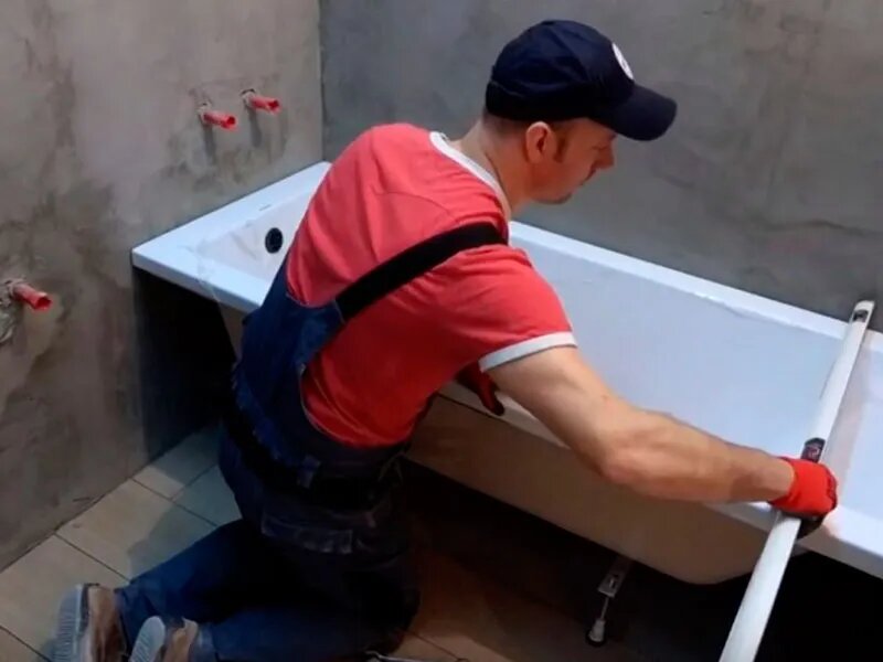 Сначала продумываем вывод труб и канализации с размерамиЮ затем устанавливаем ванну, после выкладываем плитку.