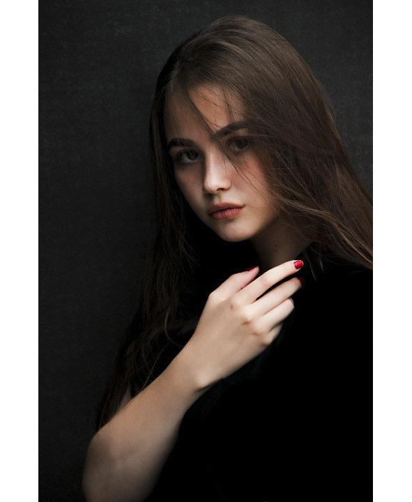 Её каштановые волосы струились по плечам, а огромные чёрные глаза спокойно смотрели на военных