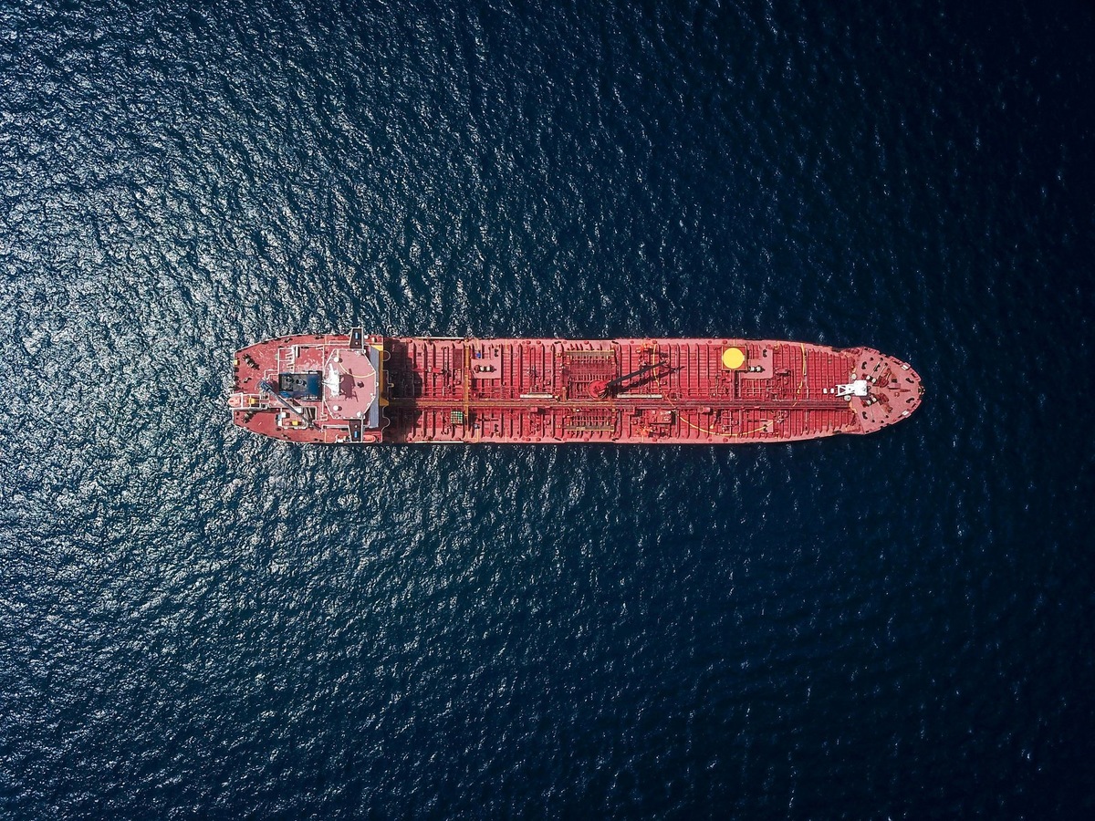    Чем меньше в емкостях танкера воды, тем больше нефти доходит до потребителя, и тем ниже стомимость ее перевозки.