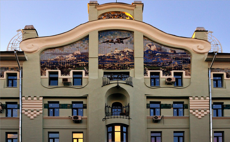 Майоликовое панно на фронтоне Доходного дома Сокол.