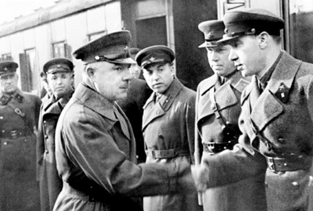 Климент Ворошилов жмет руку Старинову.