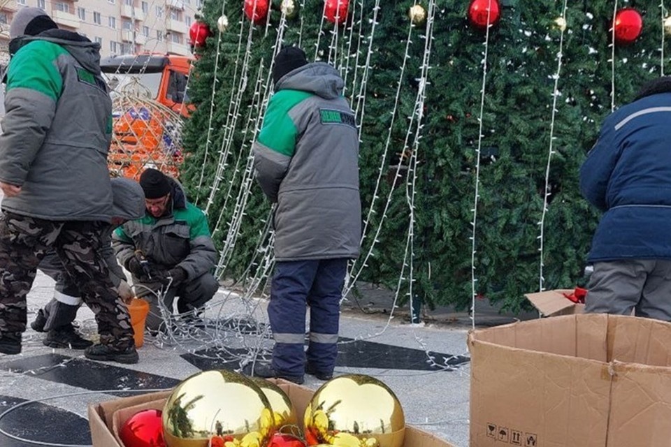    В Мариуполе приступили к демонтажу главной елки в городе. Фото: Администрация Мариуполя