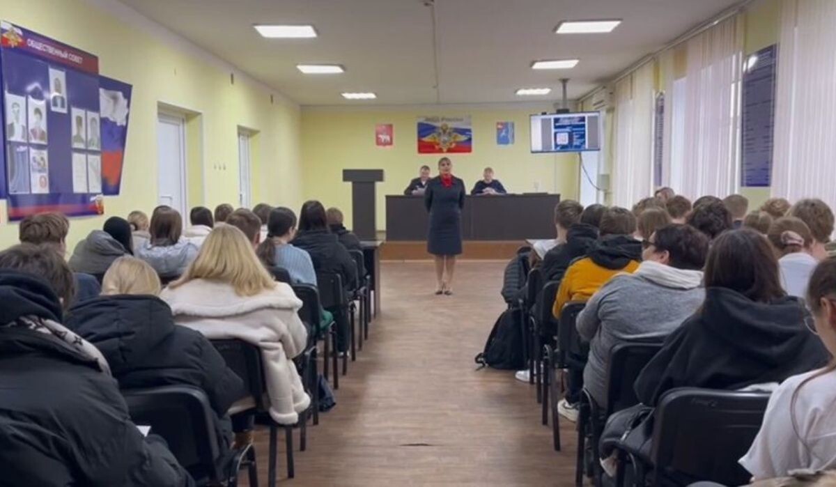     Студенты и школьники в гостях у полицейских Источник: ОМВД по ЧГО Автор фото: Отдел МВД по ЧГО