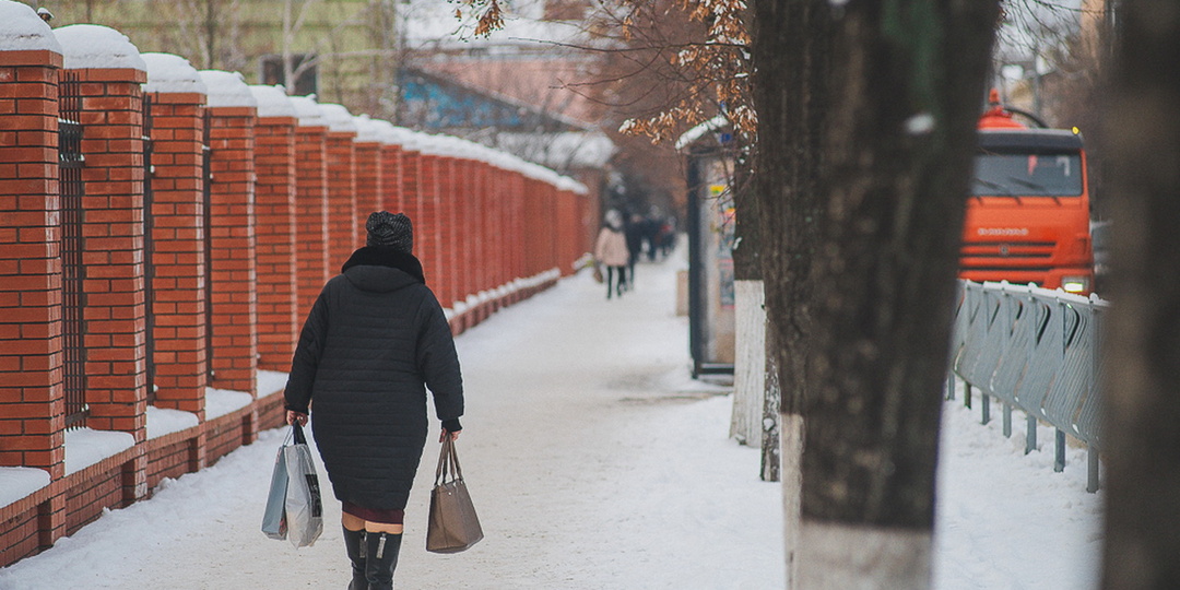 Упавшей на тротуаре пенсионерке пришло на карту 450 тысяч рублей
