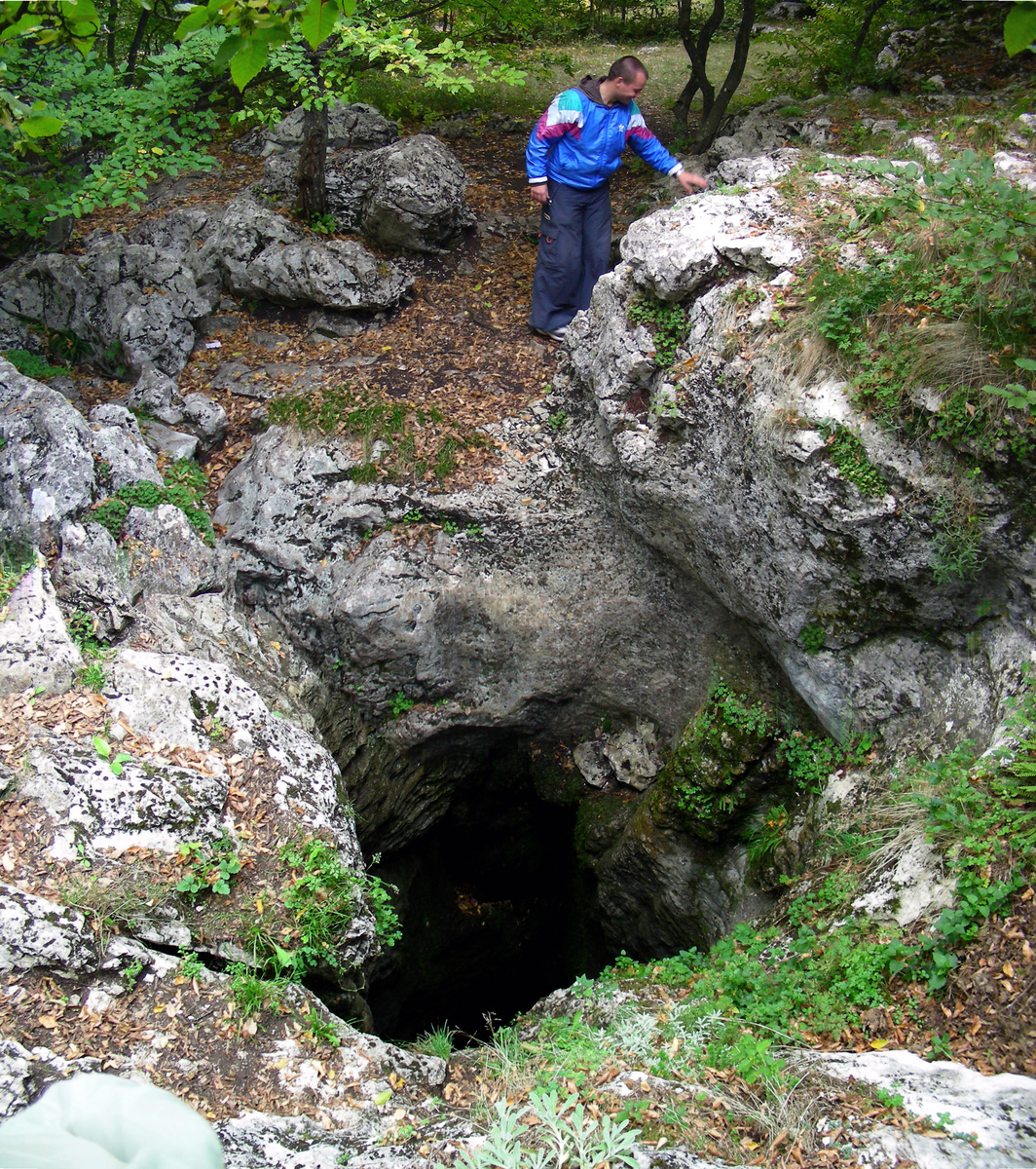 Входной колодец в пещеру.   фотографи лето 2006-го года