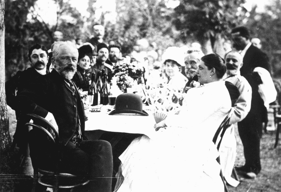Пётр Ильич Чайковский за обедом в саду Ортачала в Тбилиси. 12 мая 1889 года. Фотограф Иосиф З. Андроникашвили