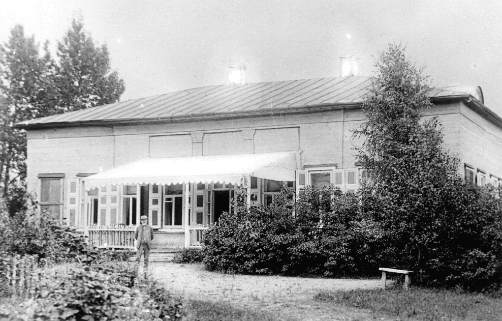 Чайковский перед своим домом под Клином, во Фроловском. Июль 1890 года. Фотограф Владислав Пахульский