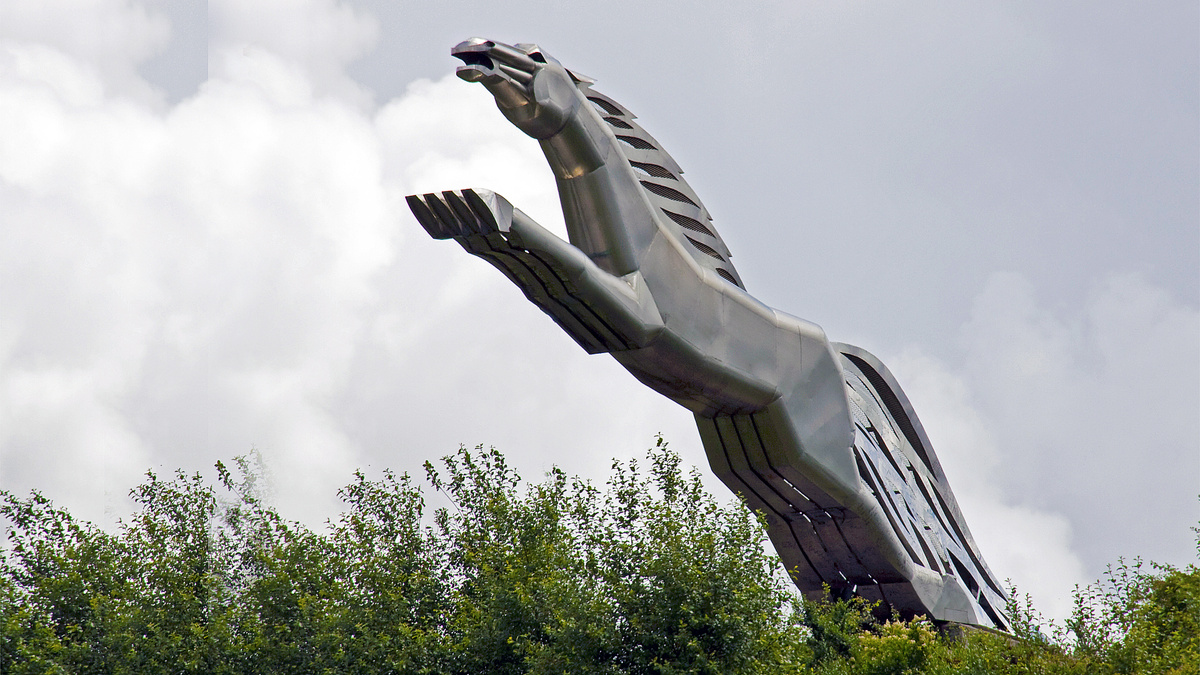 Слейпнир. Скульптура в городском округе Сэндвелл, графство Уэст-Мидлендс, Англия. Автор - Стив Филд.