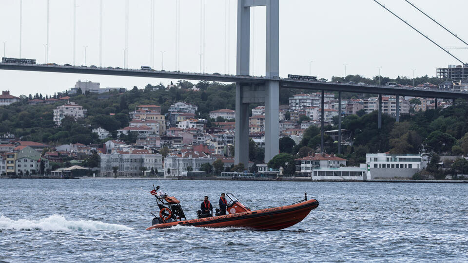    NTV: гидрокостюм на обнаруженном в Босфоре теле принадлежит пловцу Свечникову ERDEM SAHIN/EPA/TASS