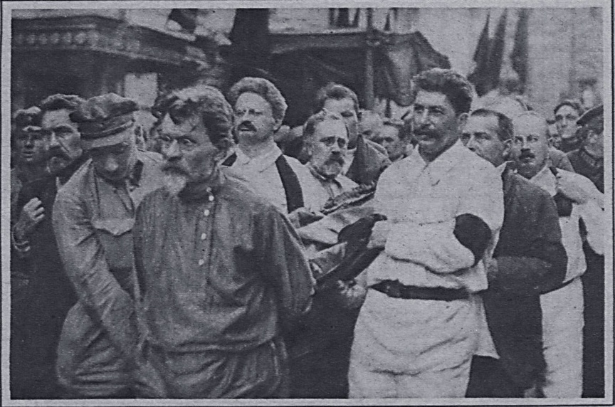 Сталин несёт гроб Ленина