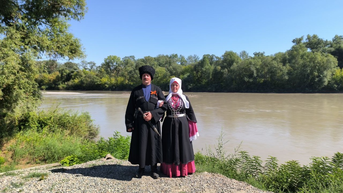 Валерия Веселова демонстрирует терский женский костюм. Валерия и Алексей Веселовы на берегу реки Терек