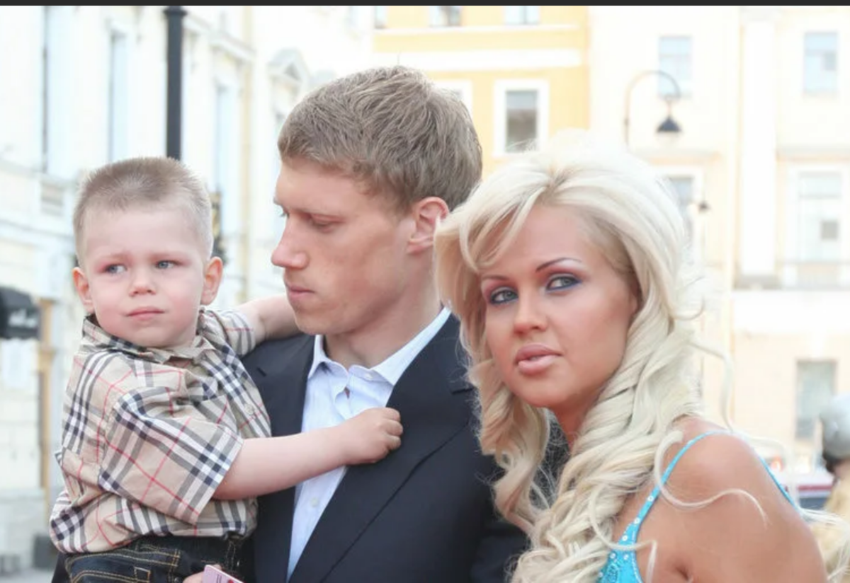 Мария Погребняк и Павел Погребняк с ребенком