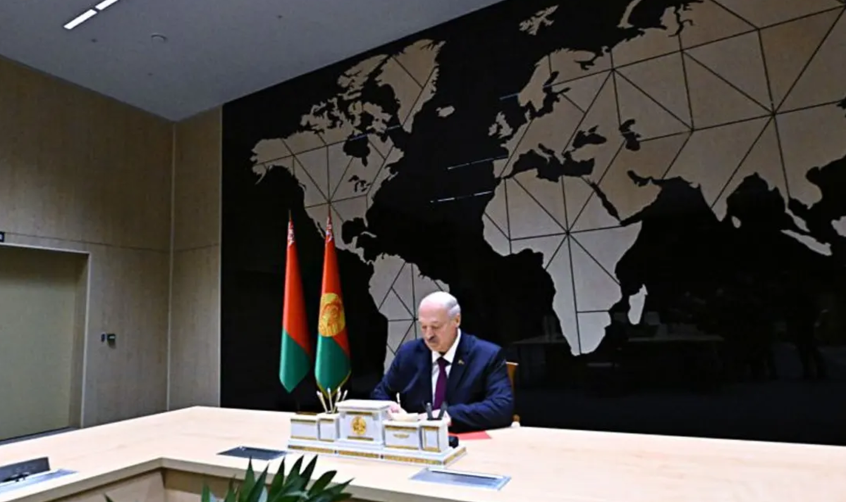 Лукашенко подписывает документ о присоединении Беларуси к Совету мира.