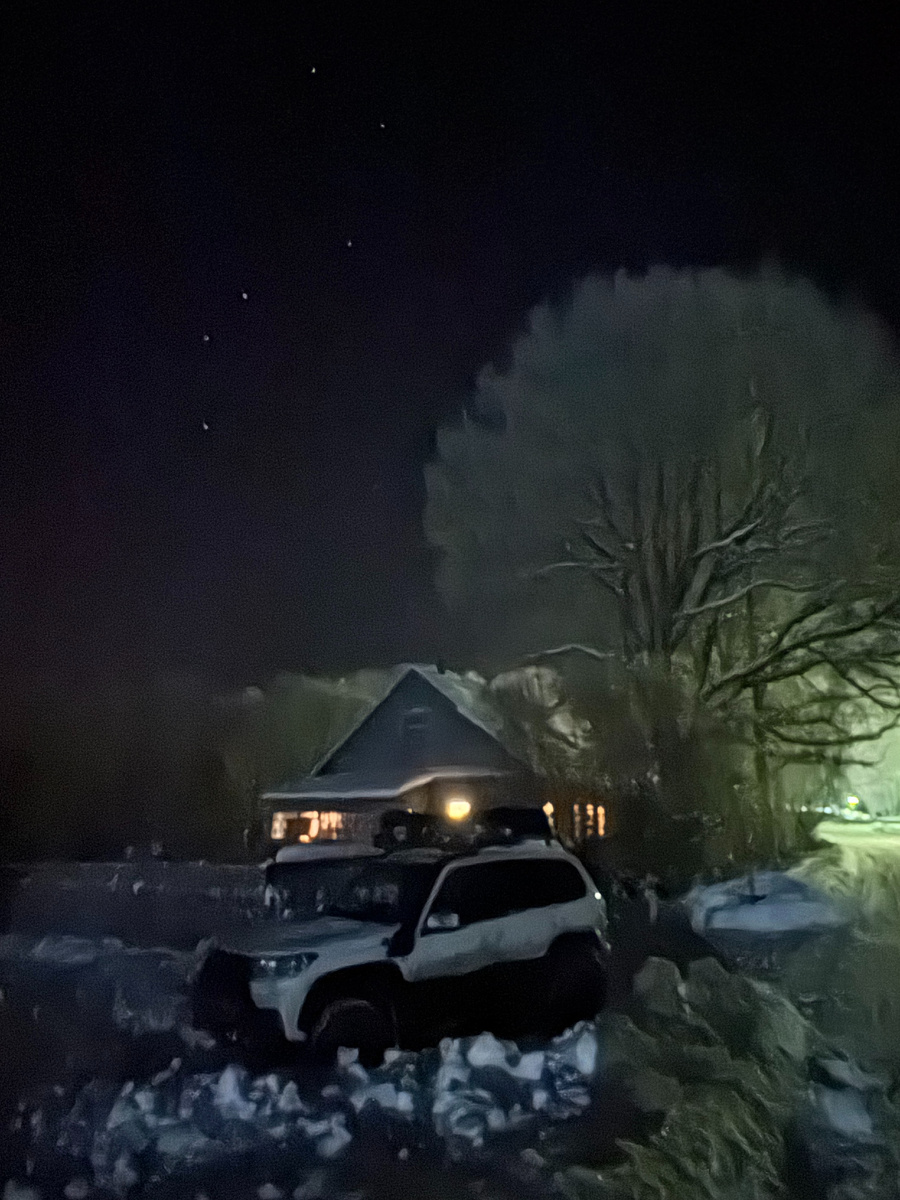 В сильный мороз ночные фото получаются словно рисунок акварелью.