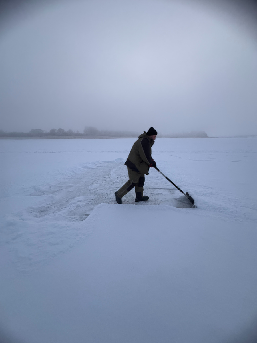 Первым делом очищаем площадку для палаток.