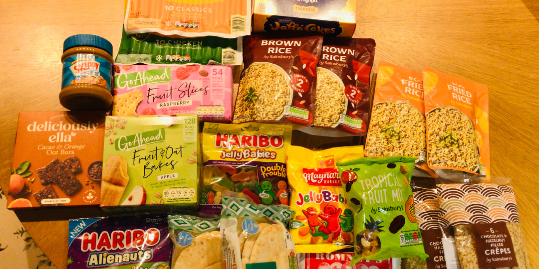 Собираю ребёнка в поход. Дело происходит в Англии, где нет тушенки. Что же тогда положить из еды?