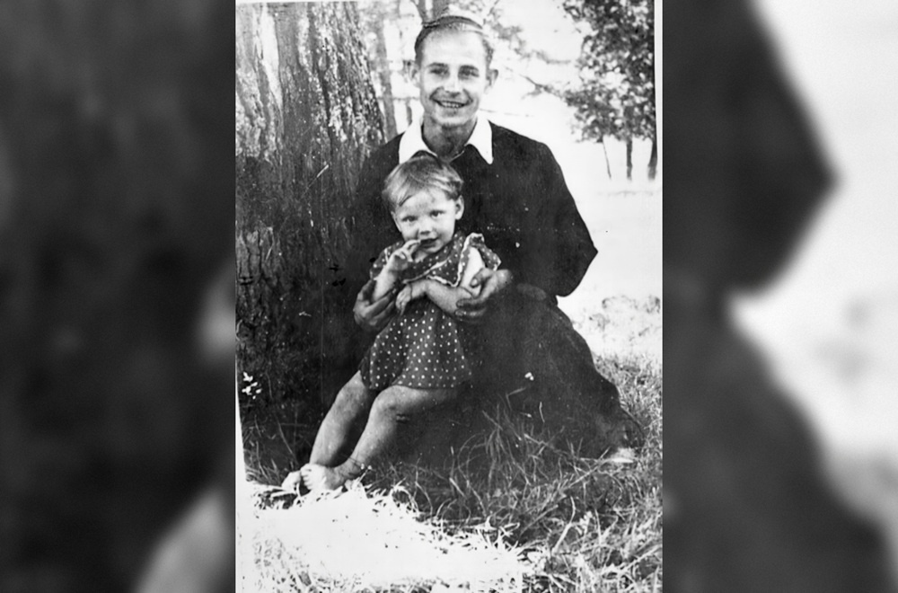    Николай Рубцов со своей племянницей Олей Кочмаревой. Поселок Приютино. Лето 1955 года. / Из личного архива Дмитрия Шеварова