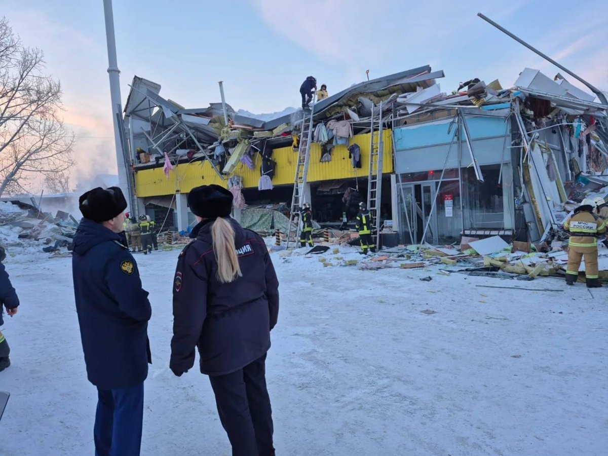     Крыша ТЦ могла рухнуть из-за накопившегося снега