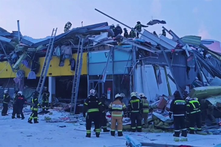 Спасатели объявили «минуту тишины» на месте обрушения ТЦ в Новосибирске