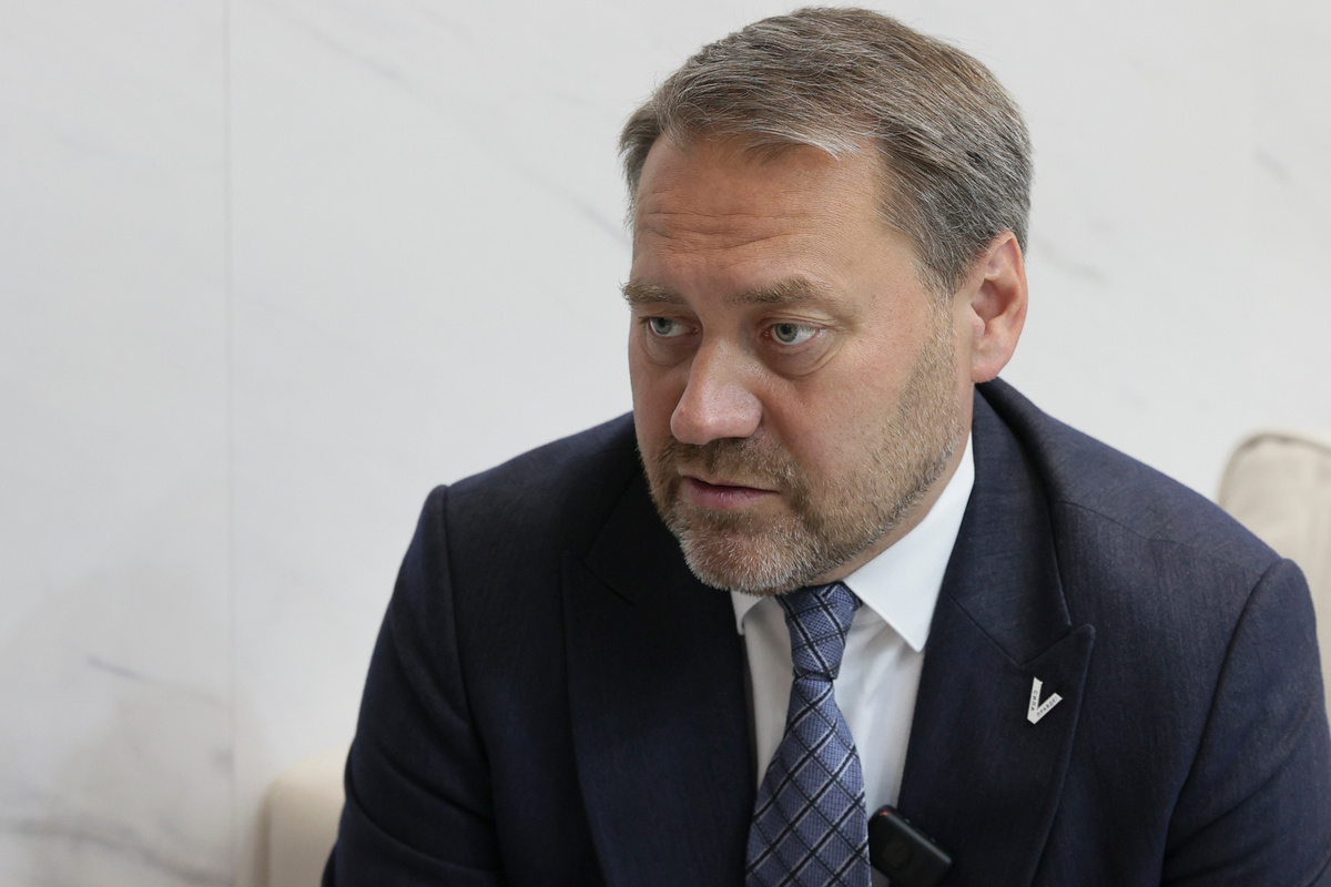 Бельский спросил врио главы комитета Михаила Сергеева, почему горожане вынуждены жить рядом с развалинами.  Фото: Фото: ФедералПресс / Иван Кабанов