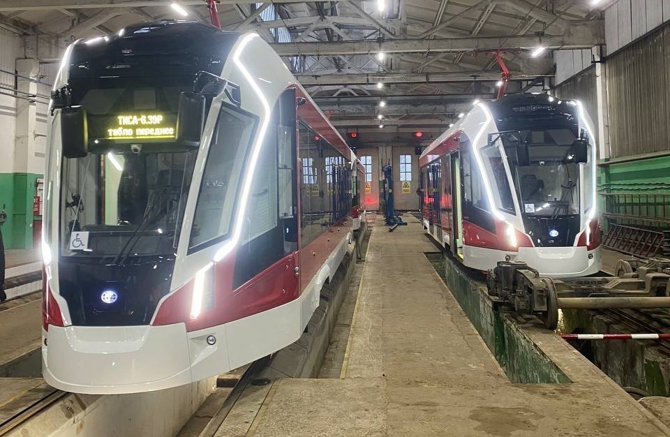    Сначала с помощью кранов или эстакад трамвай спускают на рельсы. Фото: ТТУ