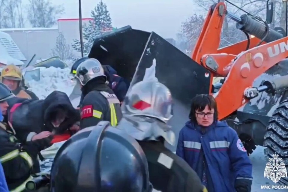    На месте обрушения продолжает работать 100 спасателей. Фото: стоп-кадр из видео МЧС России по Новосибирской области.