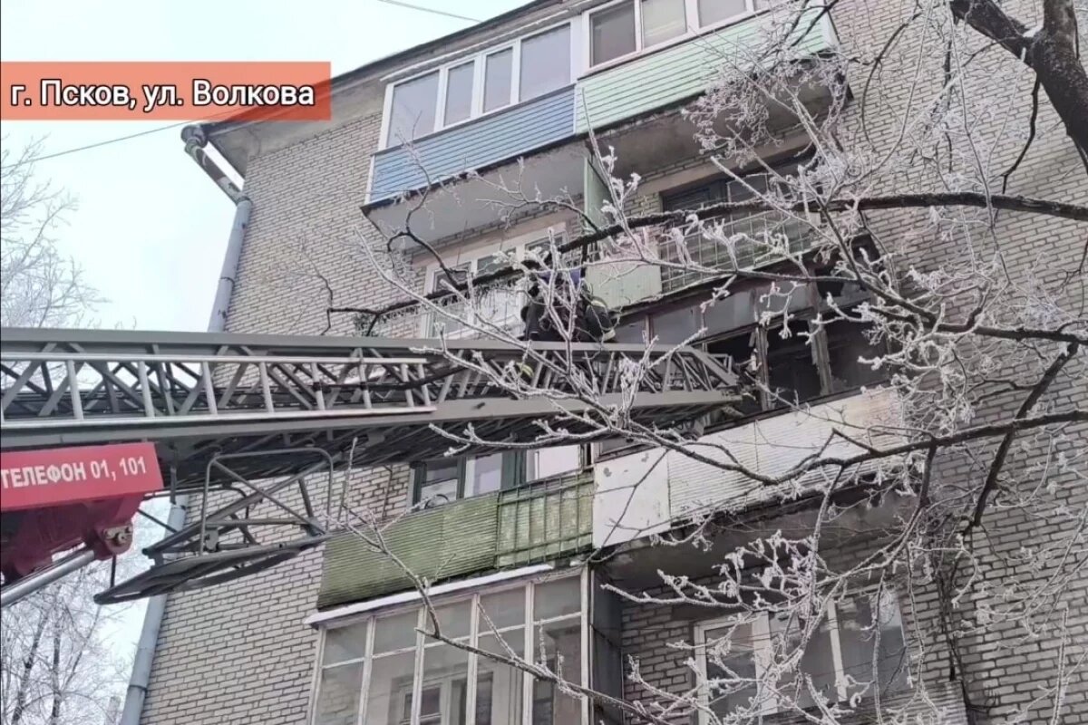    Двух человек эвакуировали на пожаре в квартире в Пскове