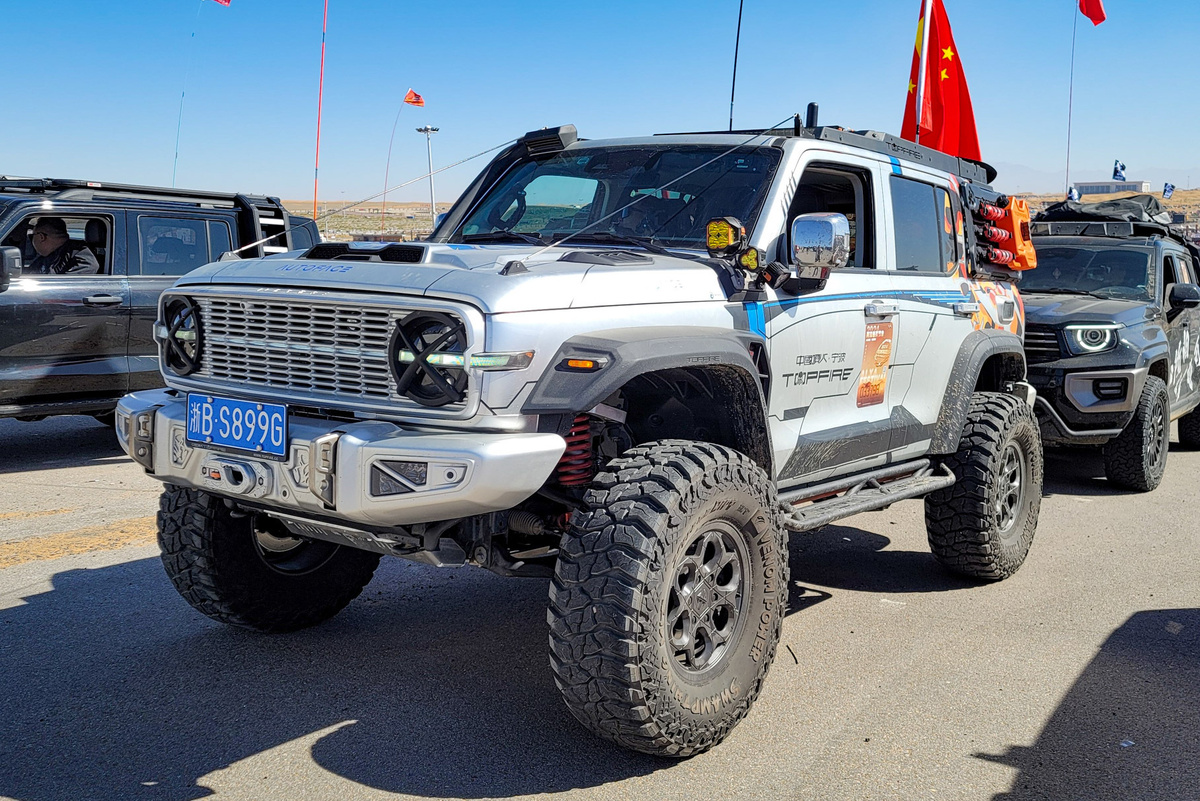    В области функционального тюнинга производитель номер один — ателье Topfire, которое делает обвесы и детали шасси. А также упражняется в возвышенном слоге. Как вам, например, такое описание набора деталей на сайте: «Некогда сидеть на месте — мы пишем поэмы в самых отдалённых уголках планеты»   
Motor/Дмитрий Ласьков