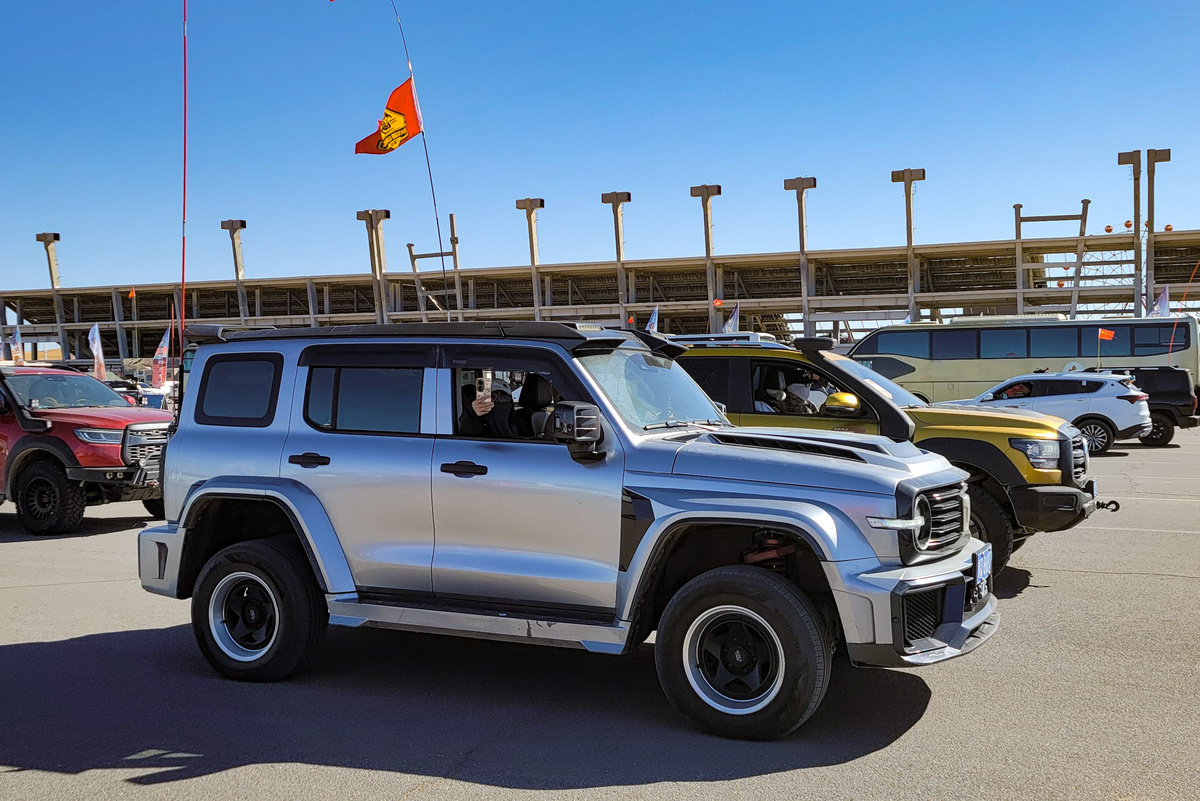     Такой обвес под «Гелик» называется Mars City Edition и стоит чуть больше 7 тысяч долларов. Вариантов стилизации Tank 300 — уже десятки, а цены боди-китов доходят до 20 тысяч долларов за комплект   
Motor/Дмитрий Ласьков