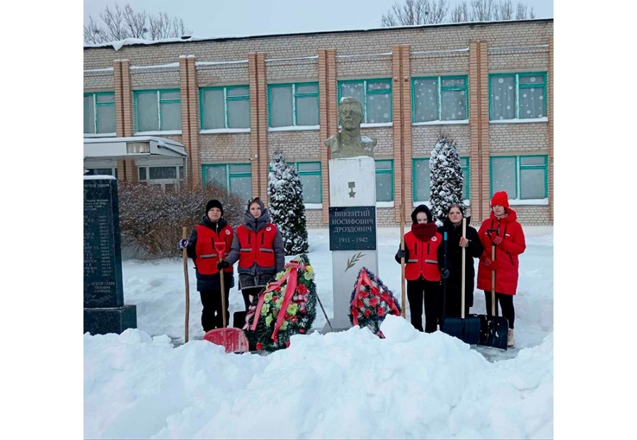     Молодежь Копыльщины проводит зимние акции по благоустройству мемориалов