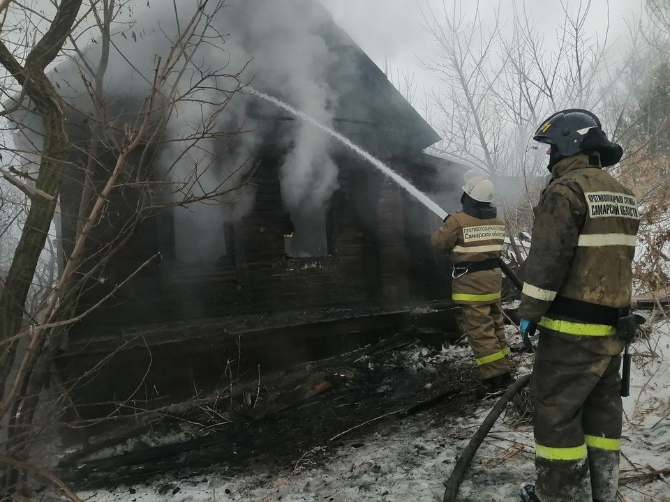    В селе Новый Буян Красноярского района Самарской области произошел пожар в нежилом доме. Фото: Центр по делам ГО и ЧС Самарской области.