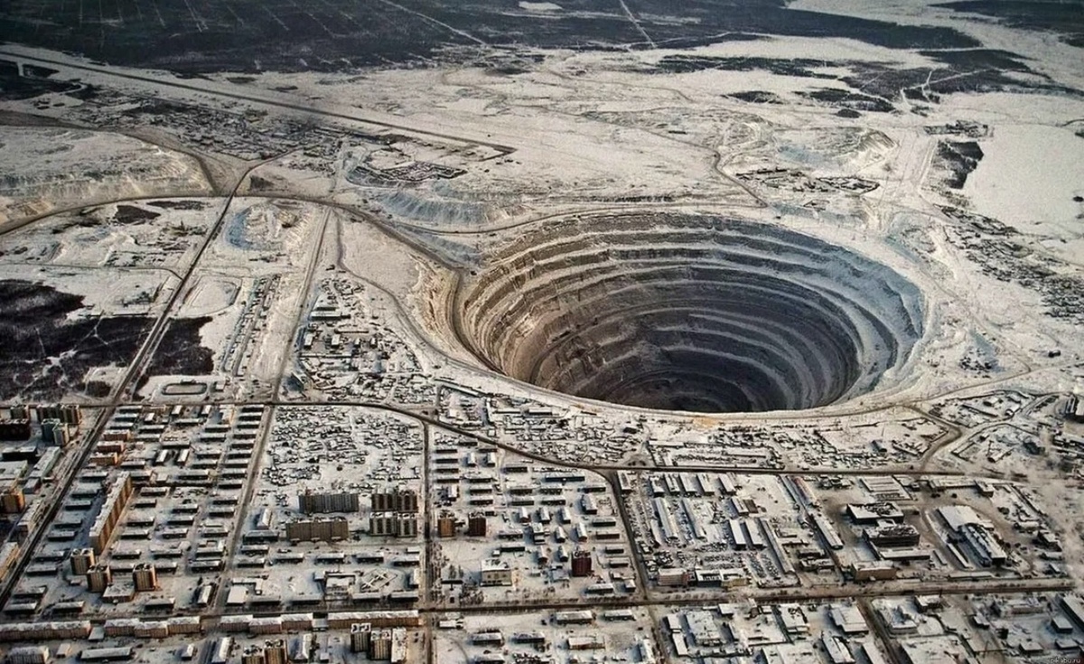 Фото с просторов интернета. Кимберлитовая трубка «Мир», недалеко от города Мирный, Якутия