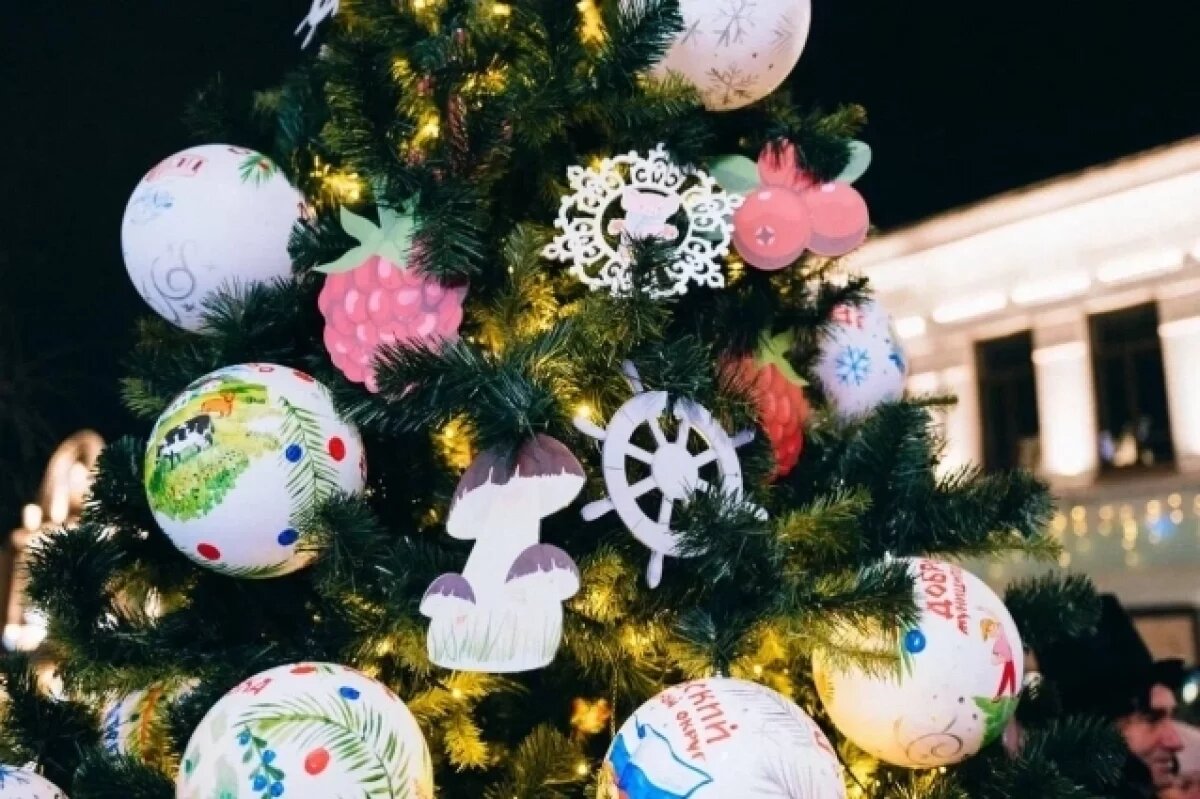    Лучшей в Липецкой области стала елка в грибах и ягодах