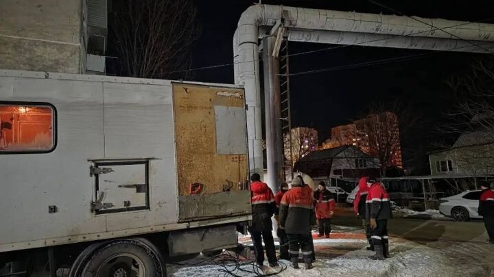 Что происходит на месте крупной коммунальной аварии, из-за которой астраханцы остались без тепла