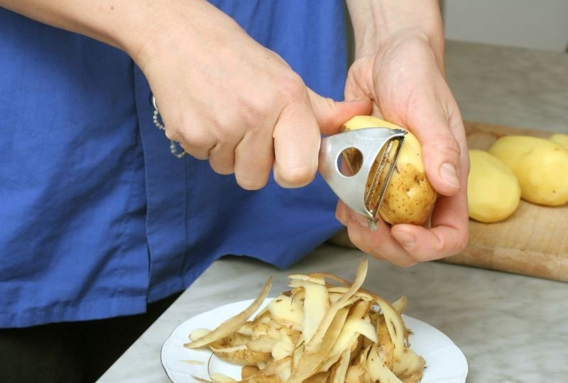 Зимнее золото для весенних грядок: как картофельные очистки стали моим главным удобрением