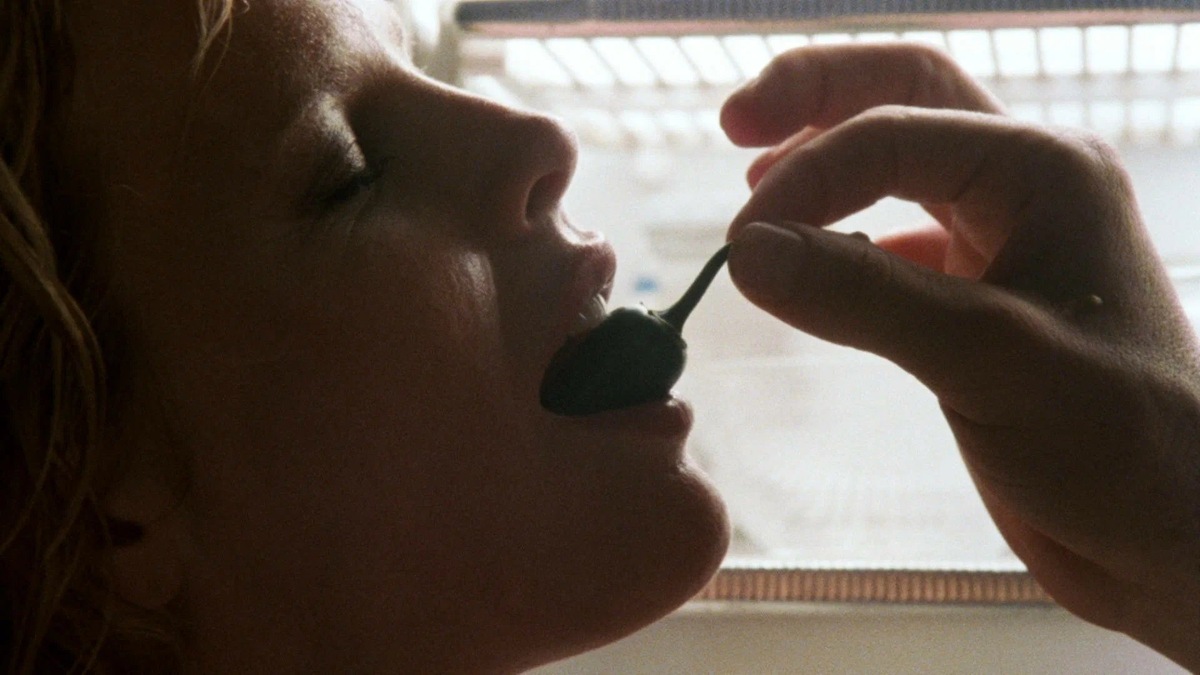 Одна из самых известных сцен фильма — эпизод, в котором Джон (Микки Рурк) кормит Элизабет (Ким Бейсингер) разными продуктами. 