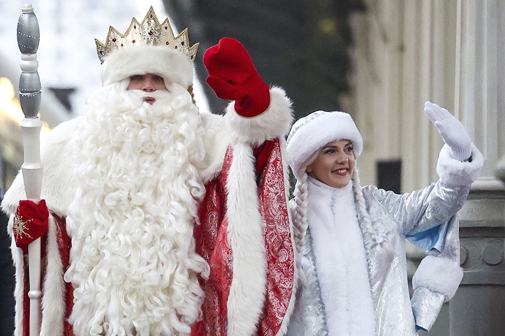    Дед Мороз и Снегурочка из Великого Устюга прибыли на Белорусский вокзал. / Валерий Шарифулин/ТАСС