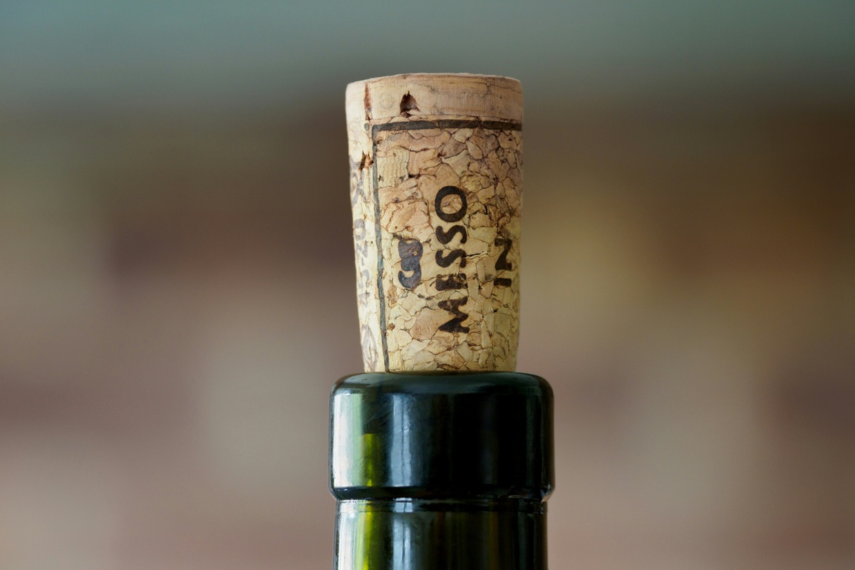     Натуральные, синтетические, винтовые: какие бывают пробки для вина и какой материал лучше