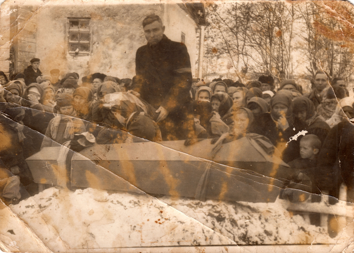 Чтобы перезахоронить расстрелянных, в Шедке собрались все жители.