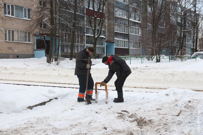    Парковка оборудована на городской территории у дома № 40 по улице Вологодской. Жильцы обратились в управу с просьбой убрать незаконно установленные на стоянке барьеры