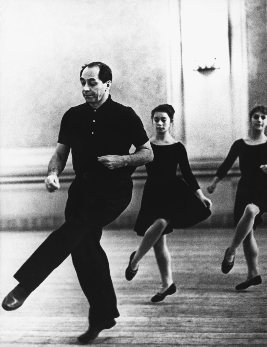    Спустя несколько месяцев Игорь Моисеев стал студентом балетной школы при Большом театре (Московская академия хореографии). Его мастерами были Иван Смольцов и Александр Горский / РИА Новости